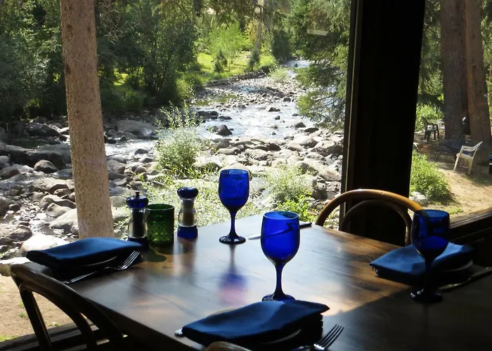 Hotel: The Historic Rapids Lodge